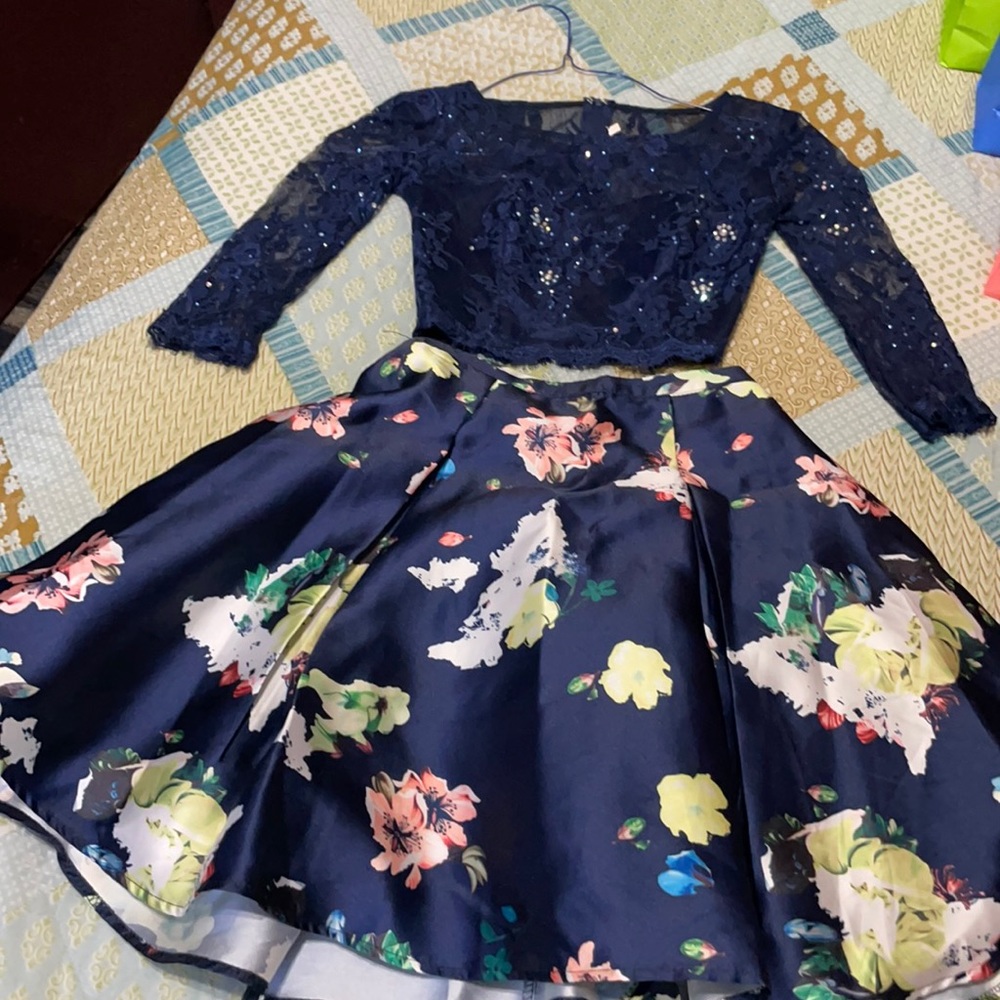 Un set de una falda y una blusa